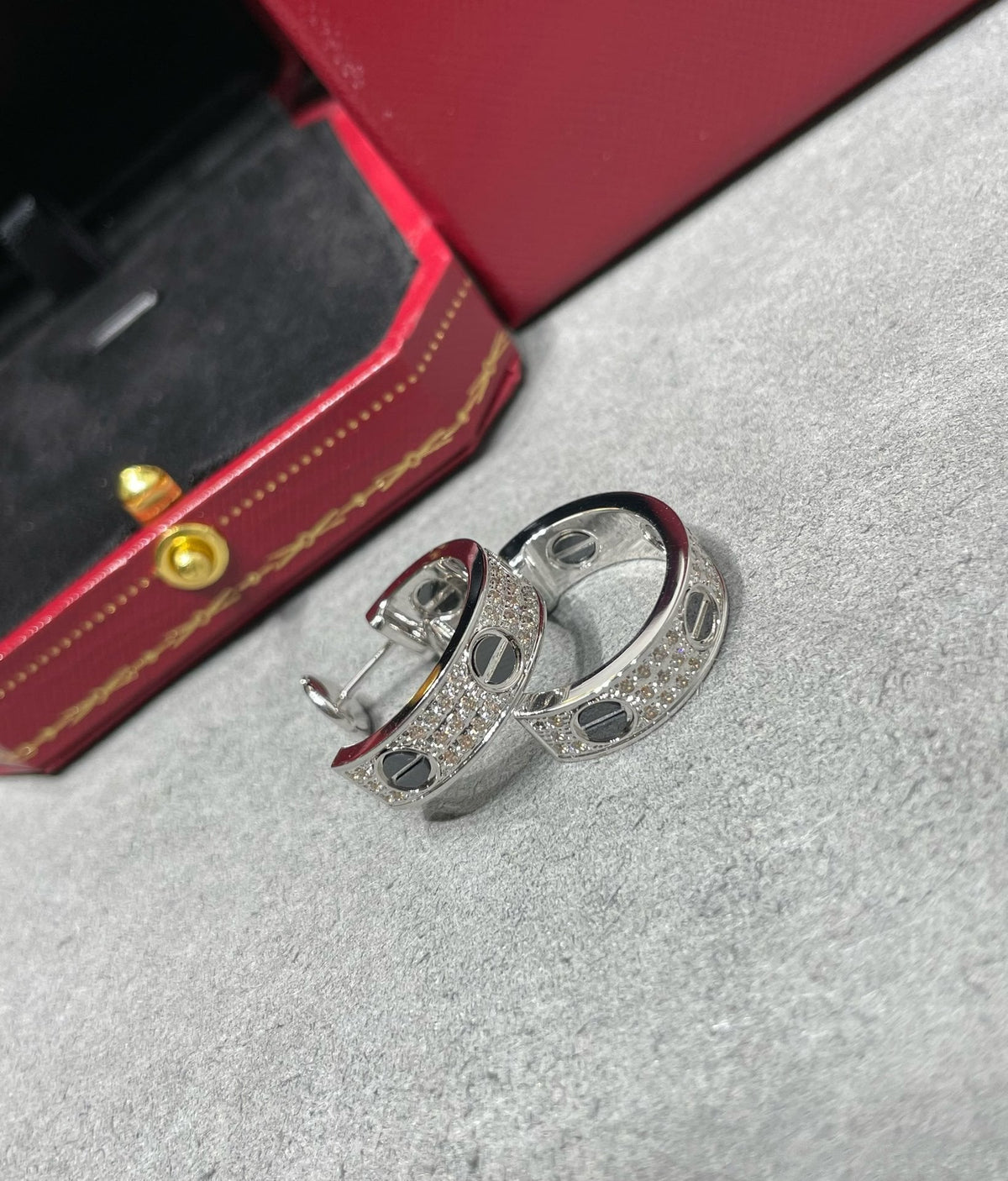 [Triumph Jewelry]LOVE CERAMIC DIAMOND PAVED SILVER EARRINGS