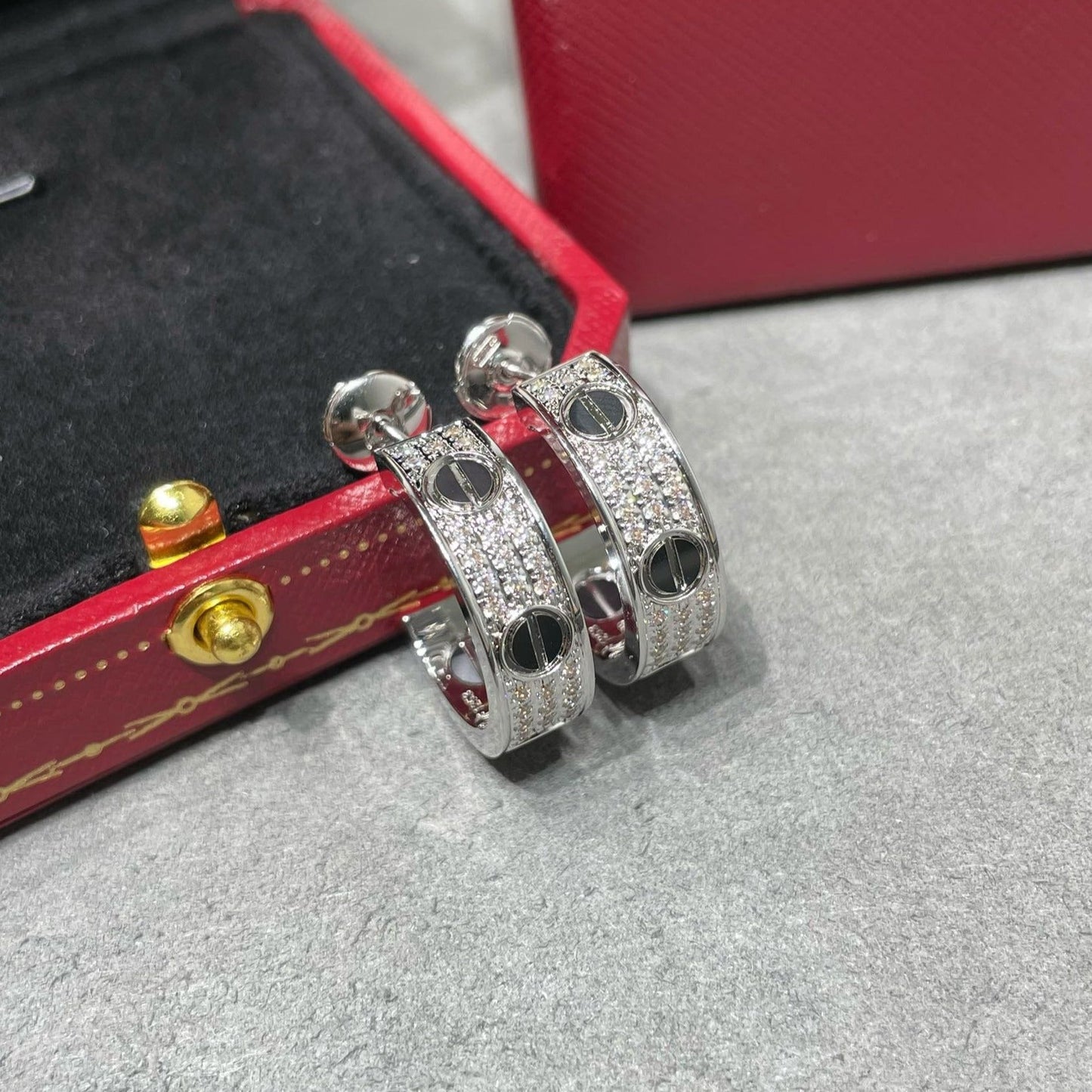 [Triumph Jewelry]LOVE CERAMIC DIAMOND PAVED SILVER EARRINGS