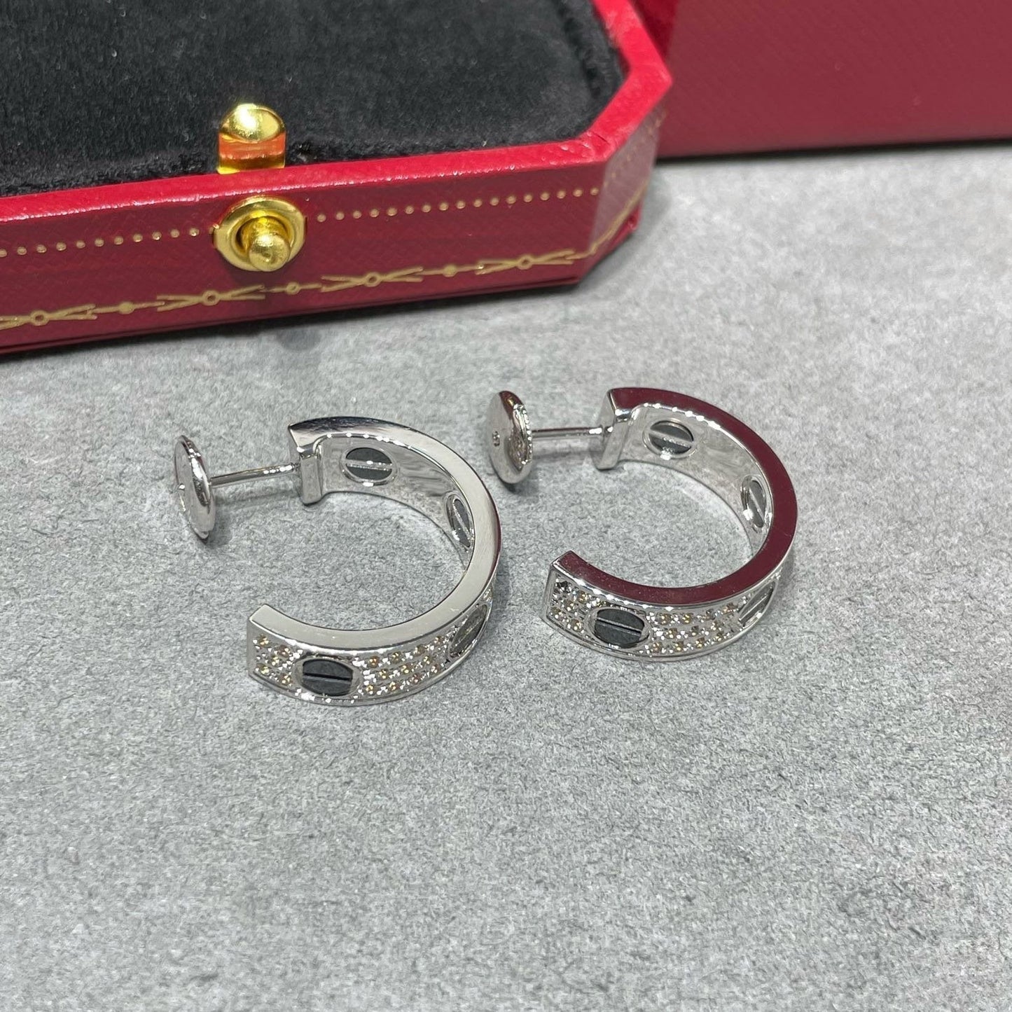 [Triumph Jewelry]LOVE CERAMIC DIAMOND PAVED SILVER EARRINGS