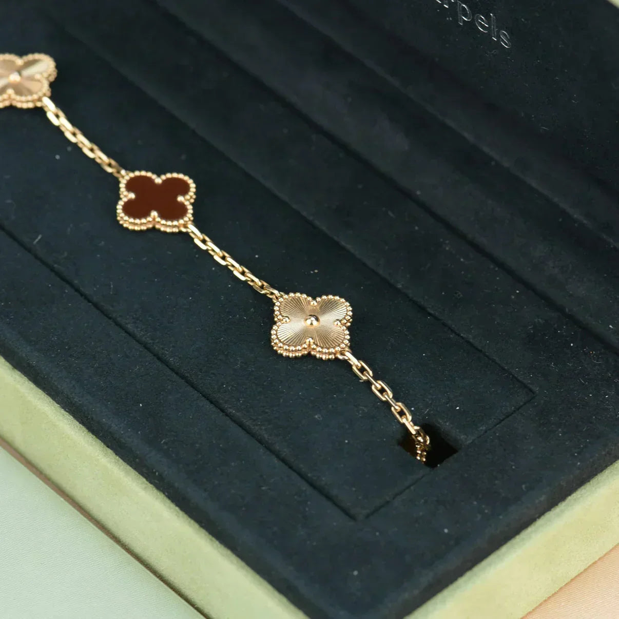 [Triumph Jewelry] CLOVER 5 MOTIF RED CORNELIAN BRACELET COLLECTION