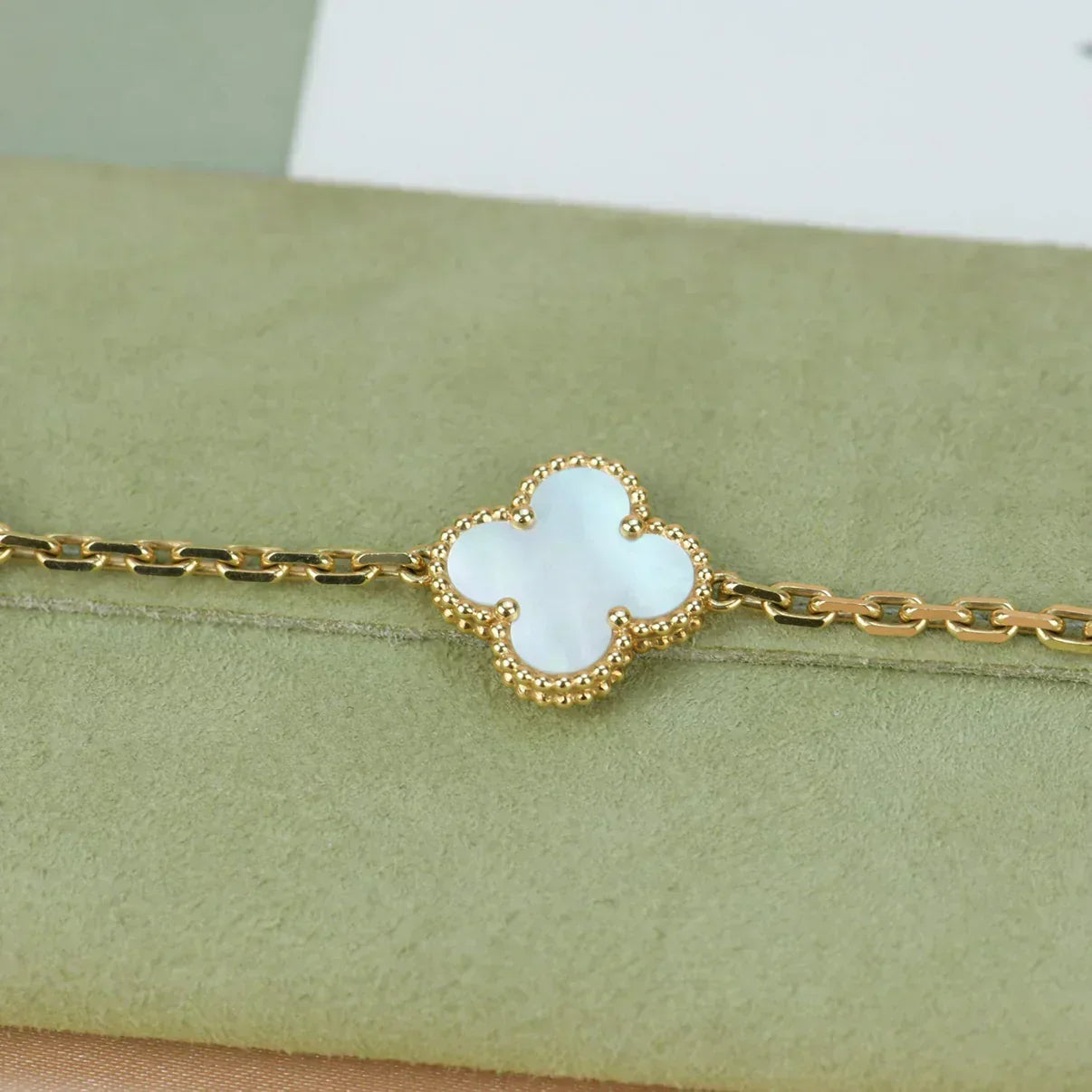 [Triumph Jewelry]CLOVER WHITE PEARL MOP 5 MOTIF BRACELET COLLECTION