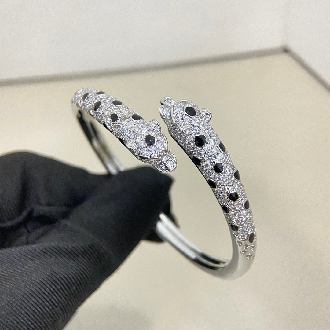 [Triumph Jewelry]PANTHERE DOUBLE HEADED HALF DIAMOND OPEN BRACELET